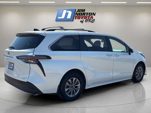 Used 2023 Toyota Sienna XLE FWD image 5