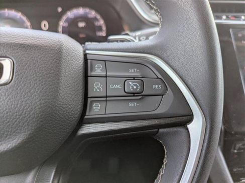 Used 2024 Jeep Grand Cherokee Laredo AWD/4WD image 13