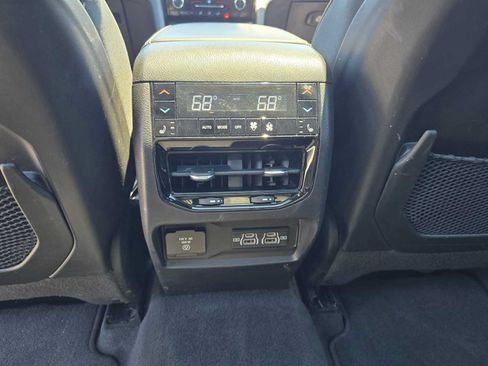 Used 2022 Jeep Grand Cherokee Overland w/ Luxury Tech Group IV AWD/4WD image 18