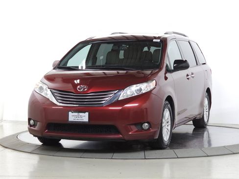Used 2017 Toyota Sienna XLE w/ XLE Navigation Package FWD image 3