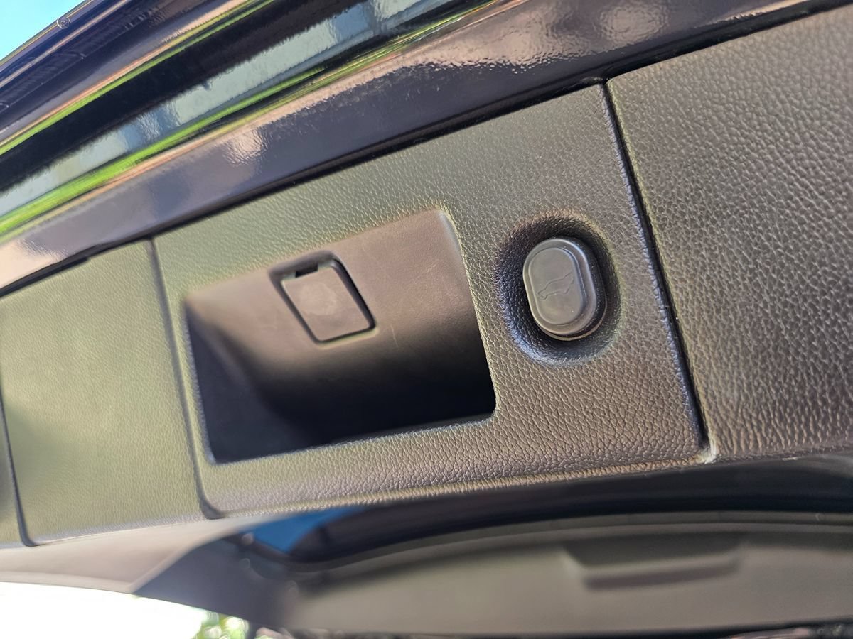 Used 2018 Cadillac Escalade Luxury RWD image 21