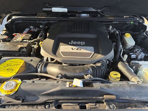 Used 2017 Jeep Wrangler Unlimited Sahara w/ Connectivity Group image 33