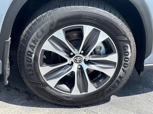 Used 2022 Toyota Highlander XLE AWD/4WD image 32