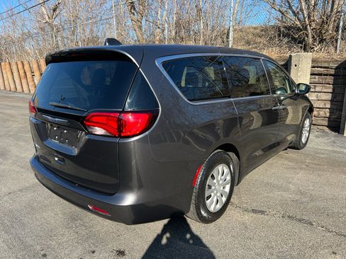 Used 2020 Chrysler Voyager L image 32