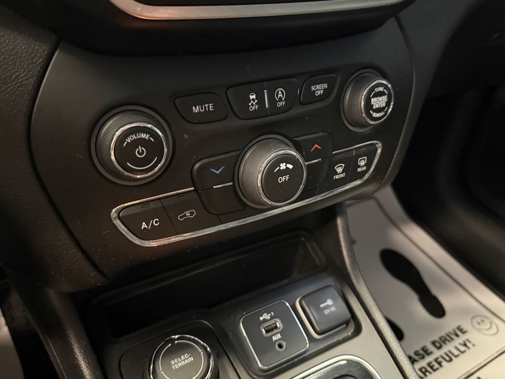 Used 2019 Jeep Cherokee Latitude Plus AWD/4WD image 16