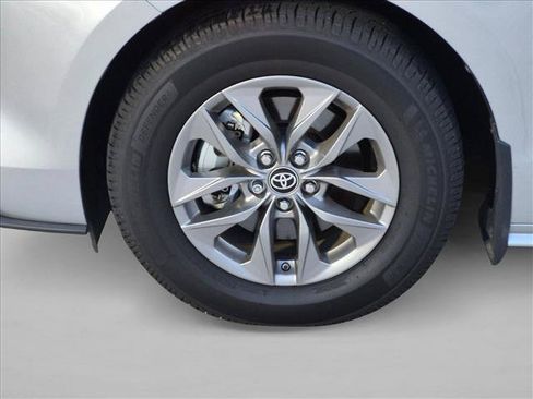 Used 2024 Toyota Sienna XLE FWD image 9