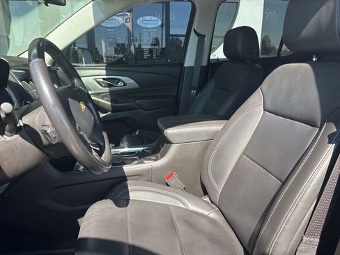 Used 2021 Chevrolet Traverse LT w/ LT Premium Package AWD/4WD image 4
