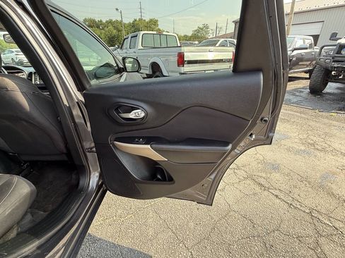 Used 2018 Jeep Cherokee Latitude w/ Altitude Package FWD image 22
