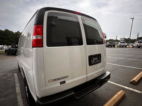 Used 2019 Chevrolet Express 2500 RWD image 24