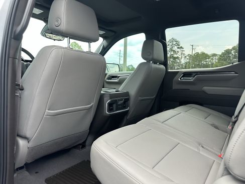 Used 2022 Chevrolet Silverado 1500 LTZ w/ LTZ Premium Package AWD/4WD image 17