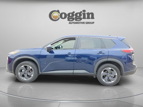 Used 2024 Nissan Rogue SV image 2
