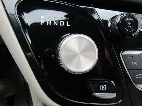 Used 2021 Chrysler Pacifica Limited w/ Uconnect Theater Family Group image 40