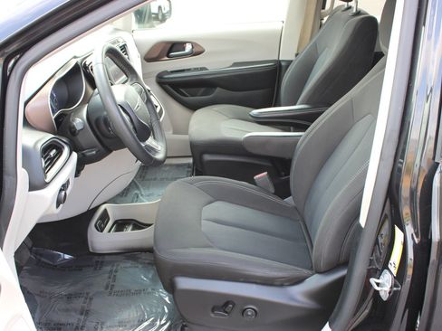 Used 2022 Chrysler Voyager LX FWD image 12