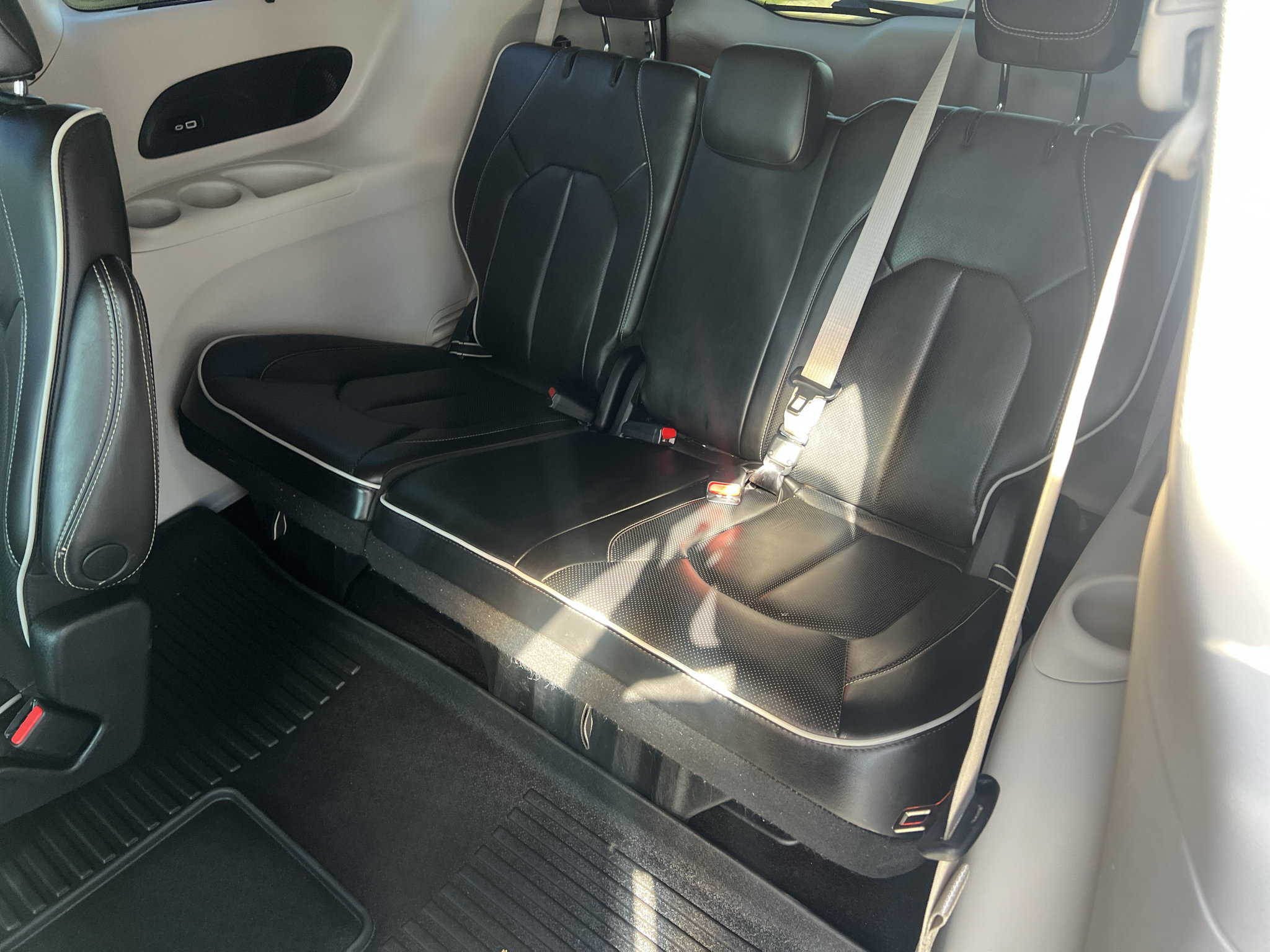 Used 2023 Chrysler Pacifica Limited FWD image 18
