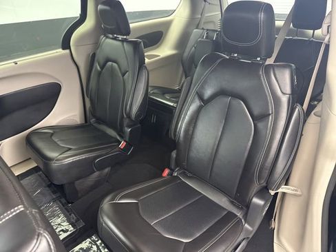 Used 2024 Chrysler Pacifica Touring-L image 38