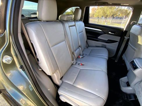 Used 2018 Toyota Highlander XLE image 18