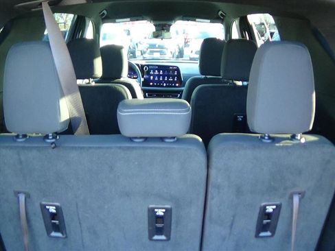 Used 2025 Chevrolet Traverse LT image 11