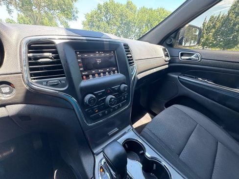 Used 2018 Jeep Grand Cherokee Laredo AWD/4WD image 26