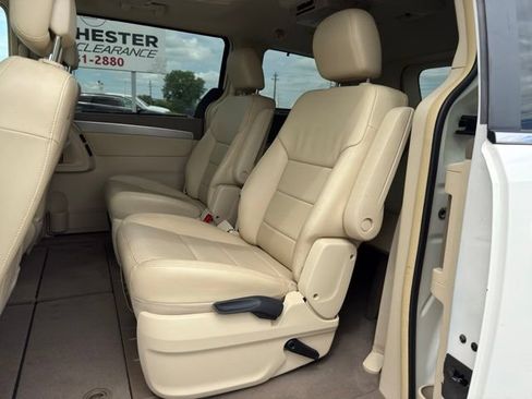 Used 2010 Volkswagen Routan SEL FWD image 8