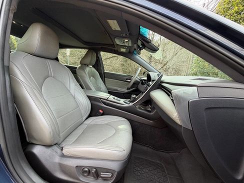 Used 2019 Toyota Avalon Limited image 31