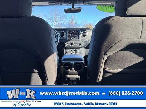 Used 2019 Jeep Wrangler Unlimited Sahara AWD/4WD image 36
