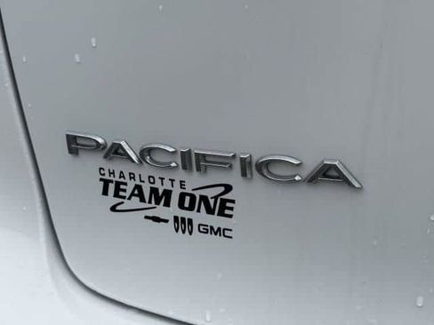 Used 2023 Chrysler Pacifica Touring-L FWD image 7