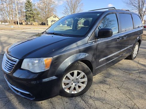 Used 2014 Chrysler Town & Country Touring FWD image 1