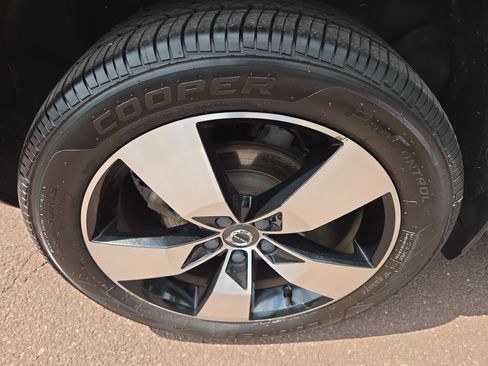 Used 2021 Volvo XC40 T5 Momentum w/ Premium Package AWD/4WD image 10