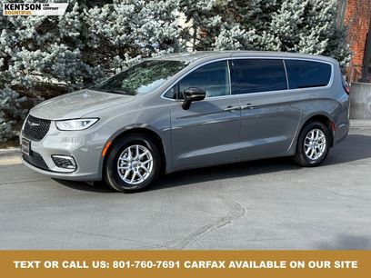 Used 2025 Chrysler Pacifica Select