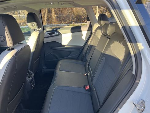 Certified 2025 Volkswagen Taos SE w/ Panoramic Sunroof Package FWD image 30