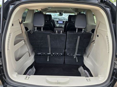 Certified 2023 Chrysler Pacifica Touring-L FWD image 10