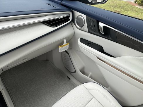 New 2026 Buick Enclave Avenir w/ Super Cruise Package FWD image 17