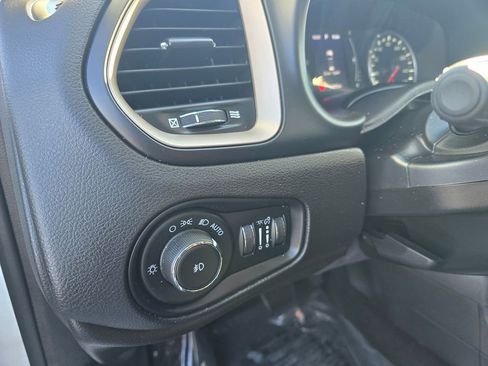 Used 2017 Jeep Renegade Latitude w/ Cold Weather Group image 23