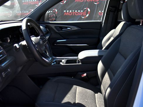 Used 2024 Chevrolet Traverse LT image 18