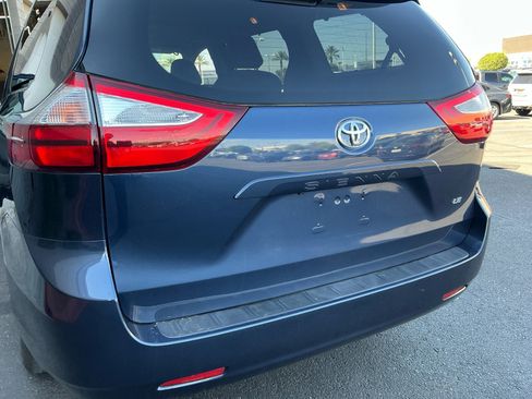 Used 2018 Toyota Sienna LE w/ Carpet Mat Package FWD image 22