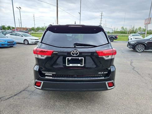 Used 2019 Toyota Highlander XLE AWD/4WD image 3