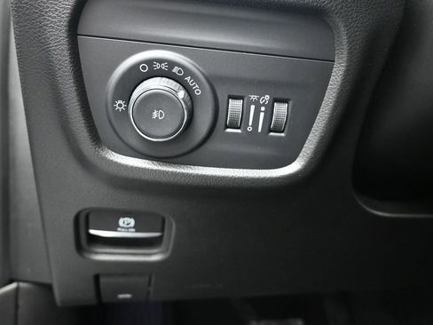 Used 2023 Jeep Grand Cherokee Overland w/ Luxury Tech Group IV RWD image 12