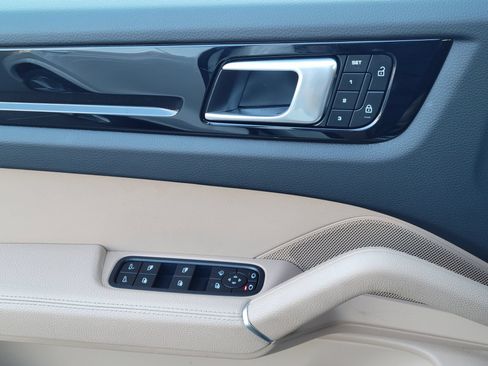 Certified 2022 Porsche Cayenne Platinum Edition AWD/4WD image 25