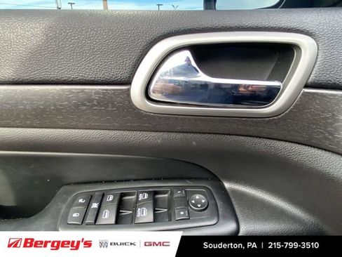 Used 2017 Jeep Grand Cherokee Altitude image 25