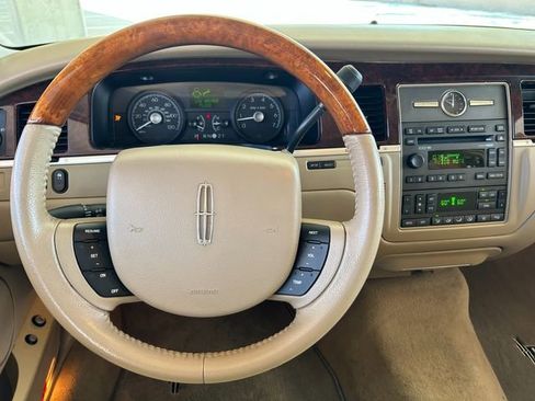 Used 2008 Lincoln Town Car Signature Limited image 33