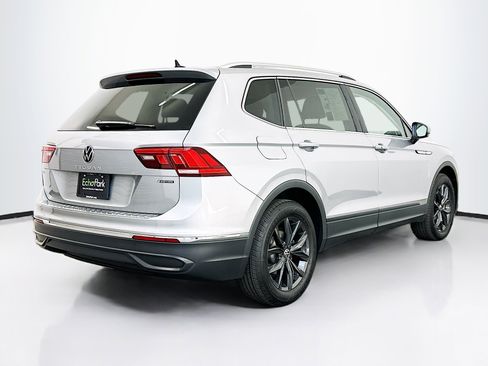 Used 2024 Volkswagen Tiguan SE w/ Panoramic Sunroof Package image 9