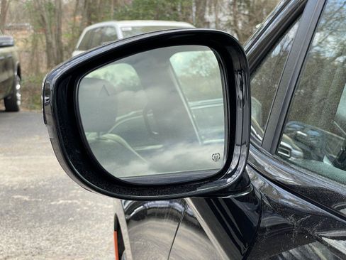 Used 2025 Chrysler Pacifica Limited image 41