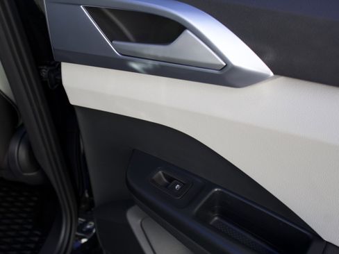 New 2025 Volkswagen Taos SE image 31