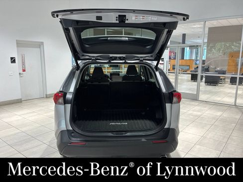 Used 2019 Toyota RAV4 XLE Premium w/ Cold Weather Package AWD/4WD image 5