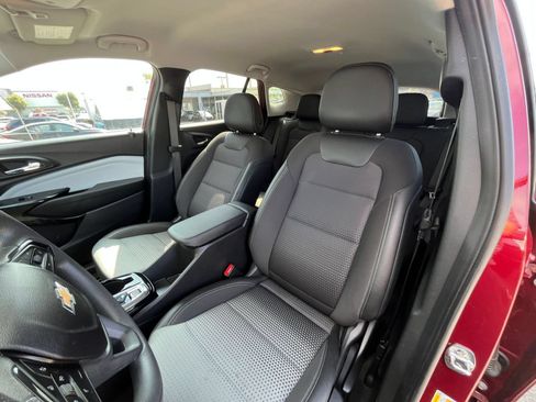 Used 2025 Chevrolet Trax LT FWD image 28