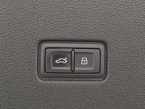 Used 2021 Audi Q8 Prestige w/ Prestige Package image 23