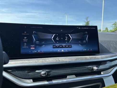 Used 2027 BMW X7 xDrive40i w/ M Sport Package AWD/4WD image 17
