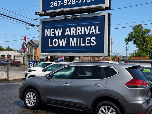 Used 2018 Nissan Rogue SV FWD image 2