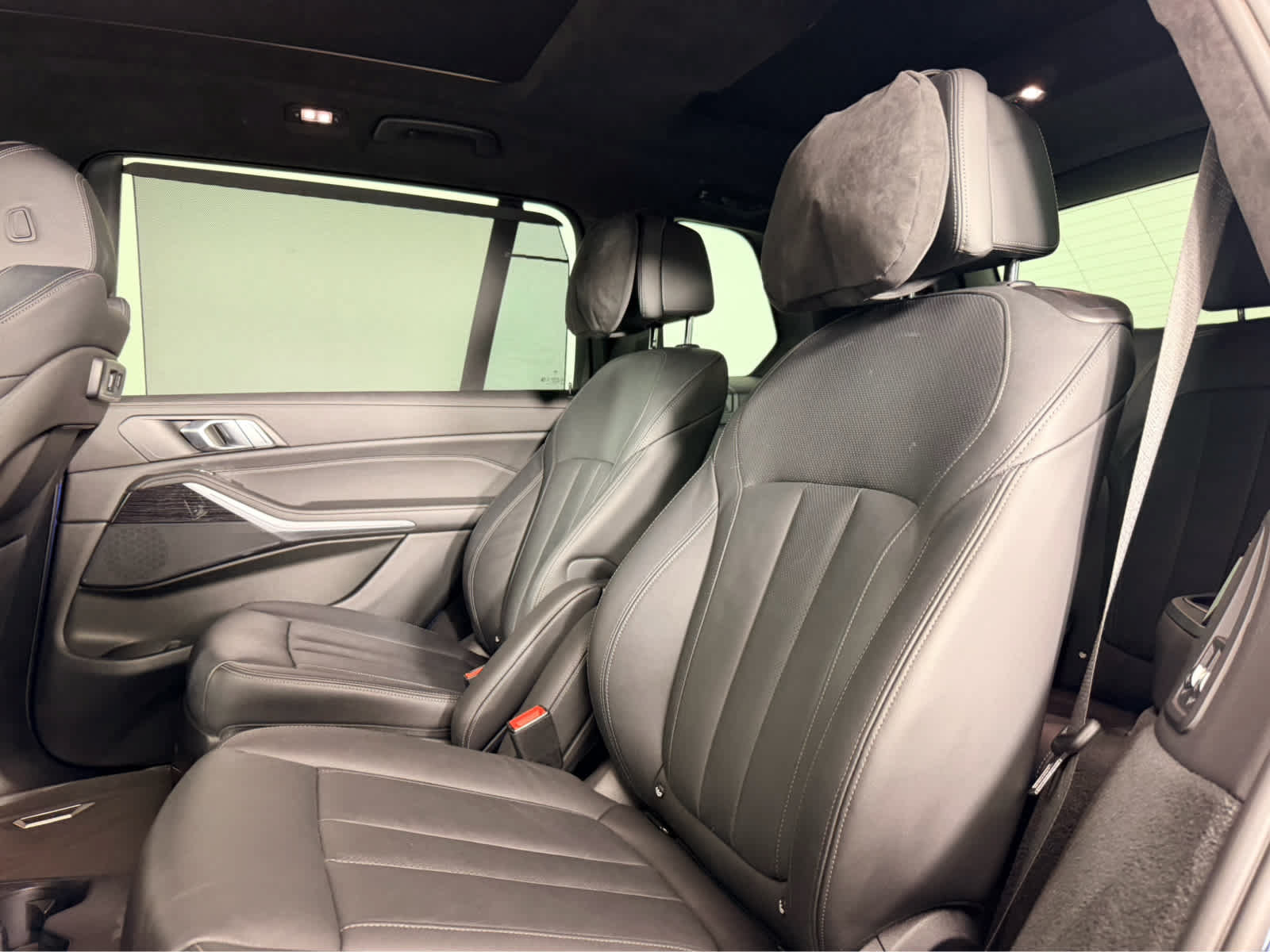 Used 2022 BMW X7 xDrive40i w/ M Sport Package AWD/4WD image 16
