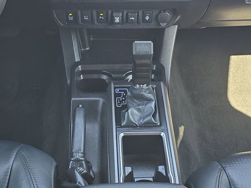 Certified 2022 Toyota Tacoma TRD Off-Road w/ TRD Premium Off Road Package AWD/4WD image 24